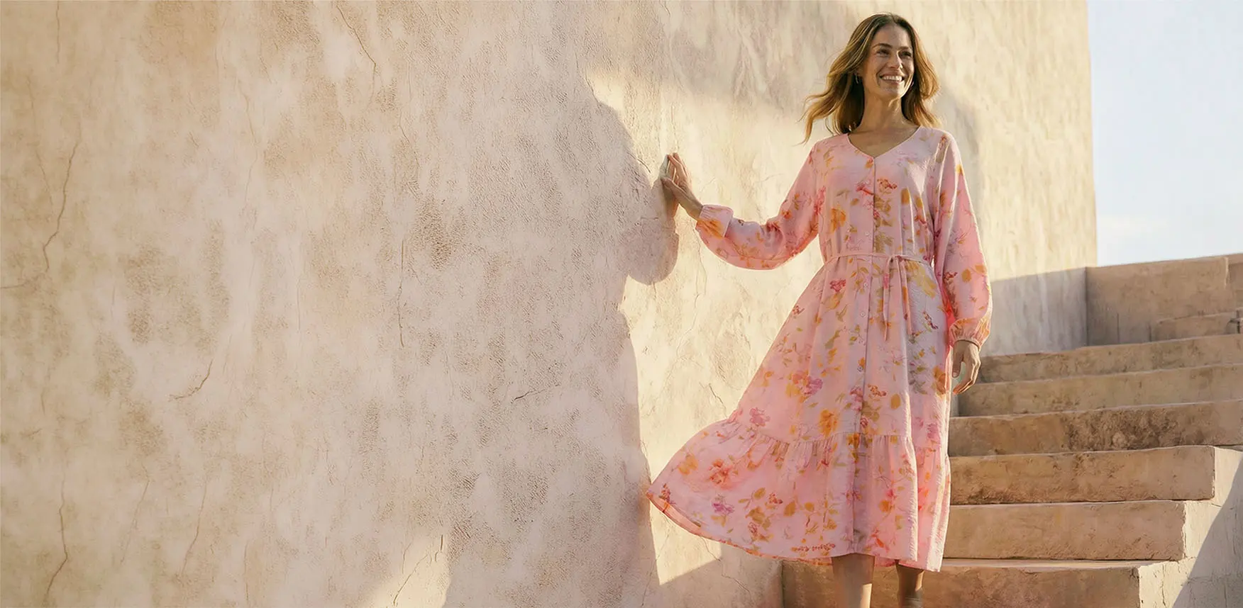 Jemné ružové šaty s kvetovaným vzorom