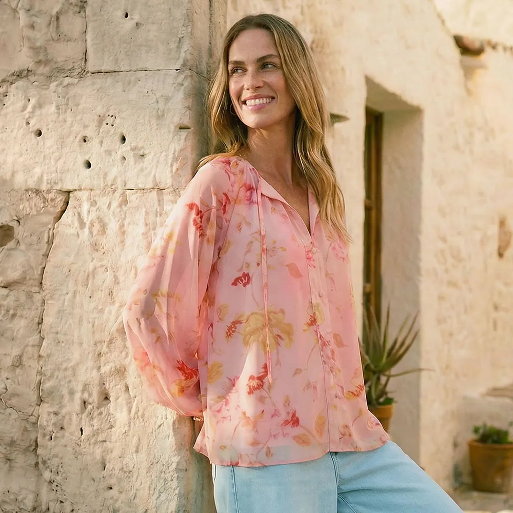 Letná blúzka v jemnej ružovej farbe s kvetovaným vzorom.