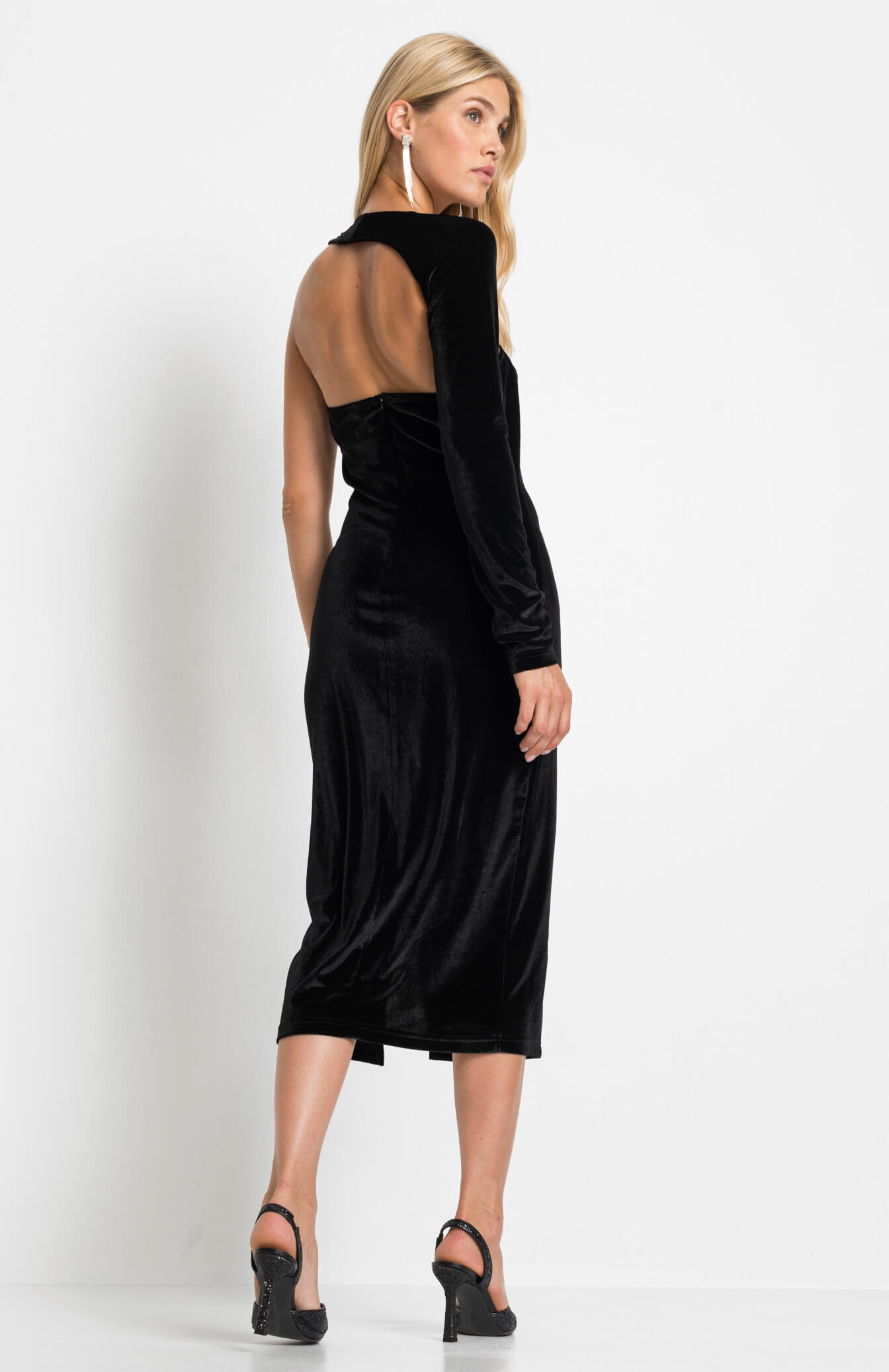 Zamatové šaty s prestrihmi